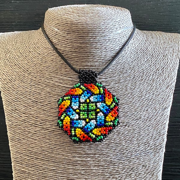 Authentische Halskette mit Amulett gegen den bösen Blick. Huichol style Geometrie bunte Perlen Anhänger Halskette Schmuck