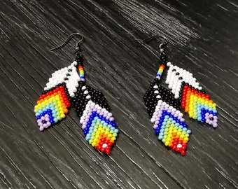 Kolczyki z koralikami i piórami w stylu Huichol: długa biżuteria etniczna w stylu boho