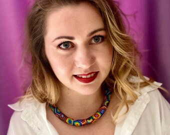 Gargantilla de crochet con cuentas geométricas: collar bohemio colorido