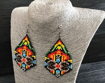 Kolczyki z koralikami Huichol Art: geometryczne kolczyki z frędzlami z koralików nasiennych