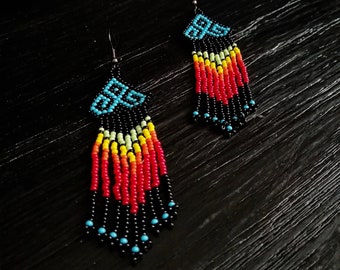 Długie kolczyki z frędzlami i koralikami: meksykańska biżuteria w stylu boho