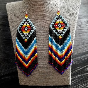 Huichol-oorbellen met kwastjes: gehaakte tribale boho-sieraden