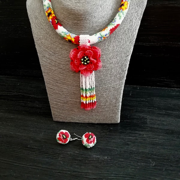 Collier corde au crochet avec perles de graines de tournesol et pavot rouges, pendentif à franges et boucles d'oreilles Parure de bijoux bohème