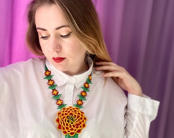 Collar de flores con cuentas huichol: borla roja y amarilla, arte popular mexicano