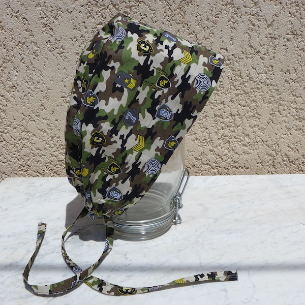 Calot chirurgical, chapeau de bloc en tissu coton motif camouflage avec des insignes.