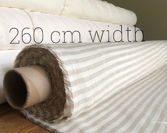 Puede incluir: Un rollo de tela de lino a rayas blancas y beige con un núcleo de cartón marrón. La tela tiene 260 cm de ancho.