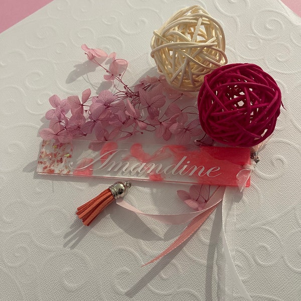 Cadeau d’invité, marque place ou cadeau personnalisé marque page en résine pompom et ruban