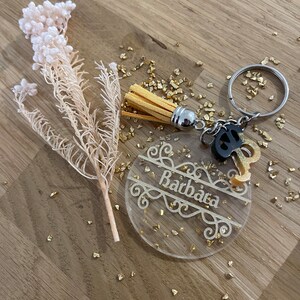 Cadeau d’invité, marque place ou cadeau personnalisé en résine porte clefs