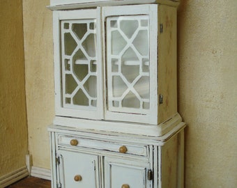 Miniature Dollhouse Chere Gustavian White Display Cabinet 1:12 scale Fine Dollhouse Furniture