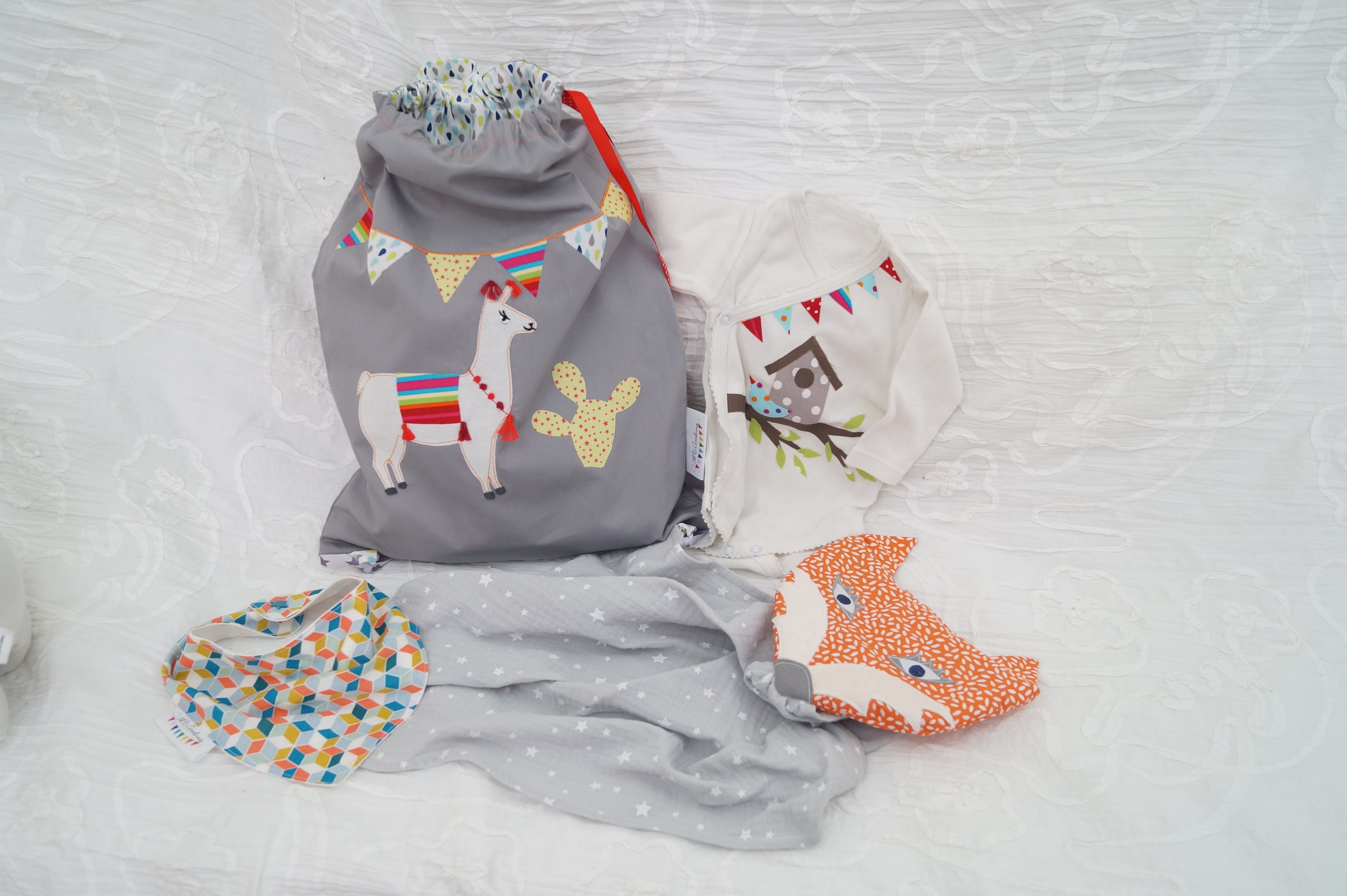 Sac Pochon Enfant Personnalisé Gris Motif Lama avec Prénom à La Demande , Pochon Enfant, Pochon Doud