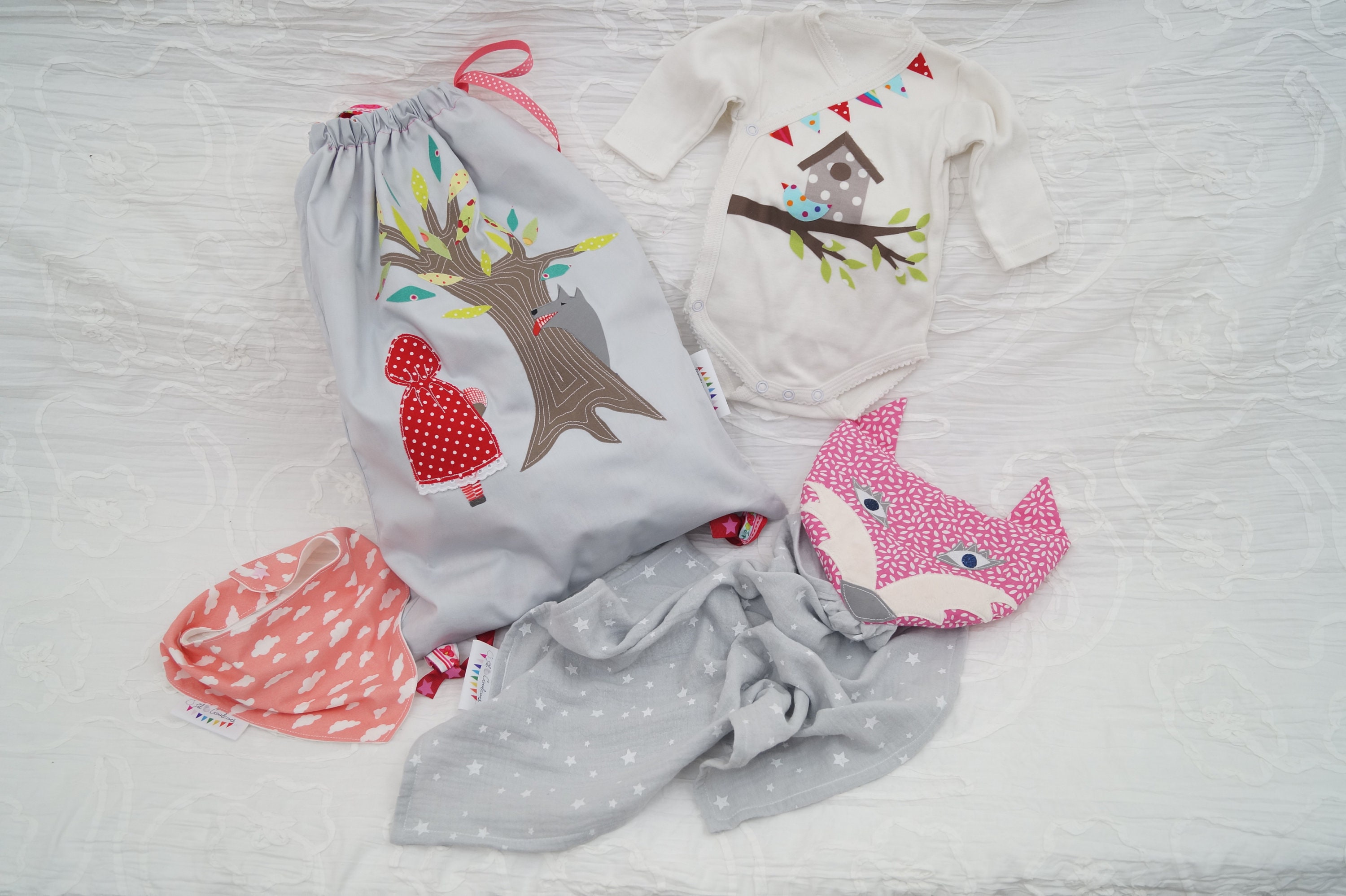 Sac Pochon Enfant Personnalisé Gris Clair Motif Petit Chaperon Rouge , Pochon Enfant, Pochon Doudou,