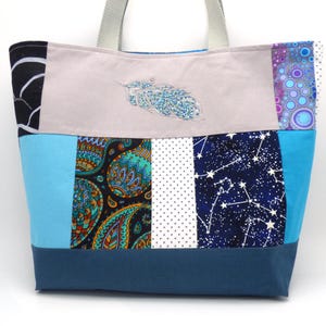 Grand sac cabas en coton, sac patchwork bleu, plume brodée, porté épaule, sac de cours, sac fourre-tout