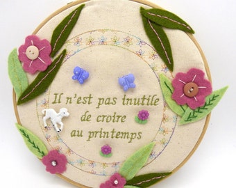 Tableau feutrine et broderie, tableau printemps, tambour brodé