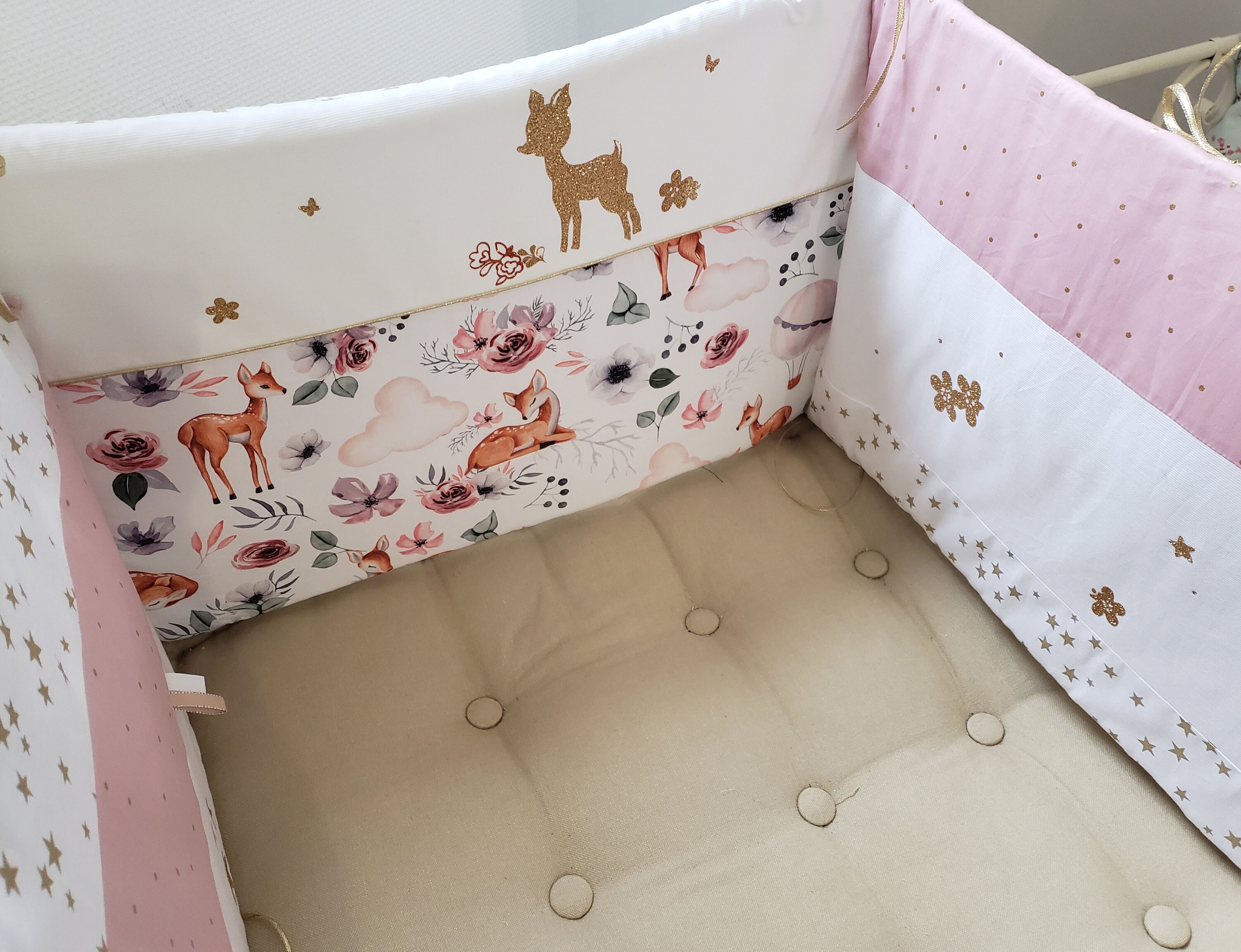 Tour de Lit 60x120 Rose Poudre, Blanc et Or Thème Faons Biches