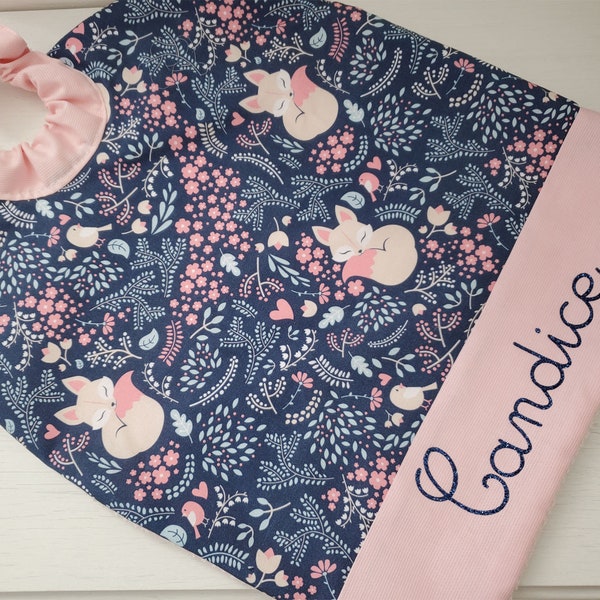 Grande serviette élastiquée petits renards en marine et rose pour maternelle