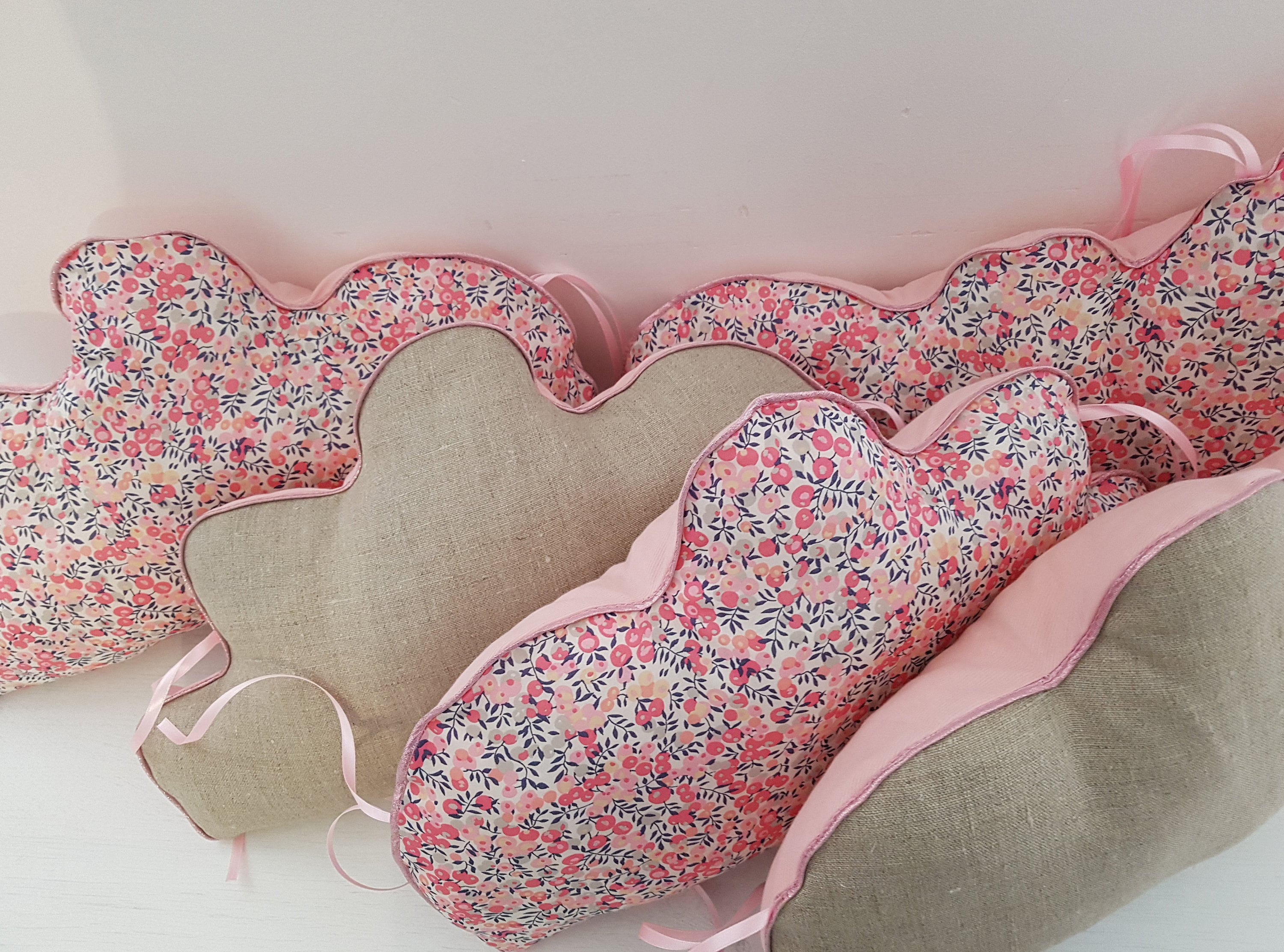 Tour de Lit 5 Coussins Nuages en Liberty Wiltshire Pois Senteur et Lin