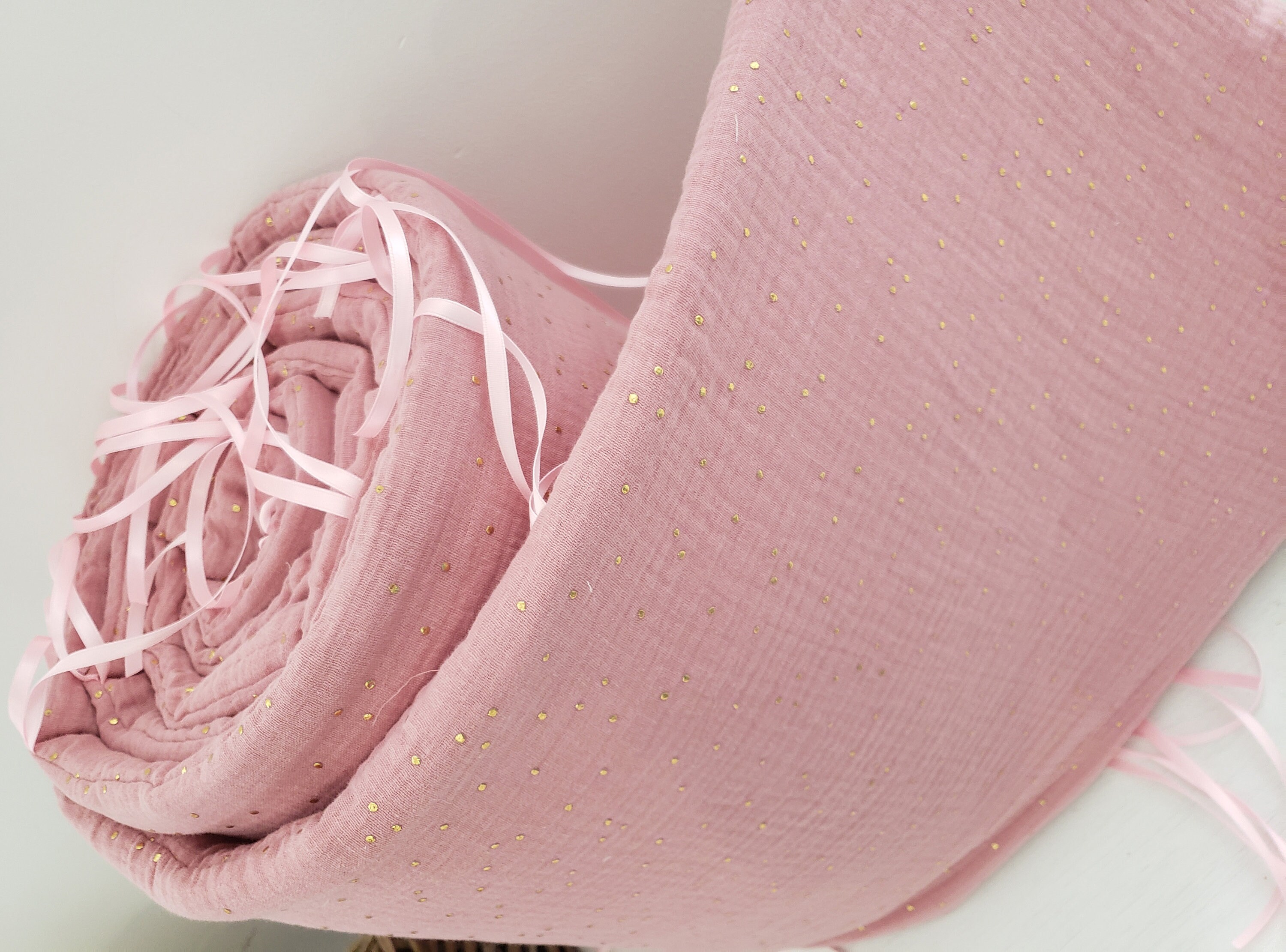 Tour de Lit en Double Gaze Coton Rose Thé Confettis Or