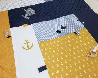 Tapis d'éveil marine, blanc et jaune moutarde, thème mer et baleines