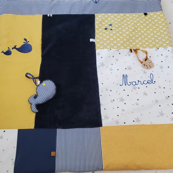 Tapis d'éveil marine, blanc et jaune moutarde, thème mer et baleines