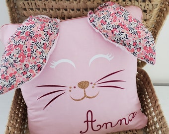 Coussin petit lapin en liberty Wiltshire pois de senteur personnalisé