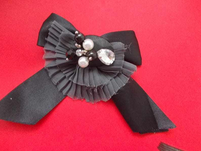 Broche en noeud papillon,noir et gris avec des perles blanches et noires image 2