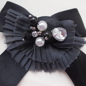 Broche en noeud papillon,noir et gris avec des perles blanches et noires image 1
