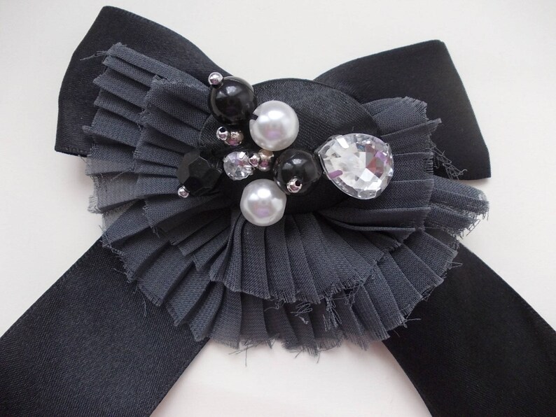 Broche en noeud papillon,noir et gris avec des perles blanches et noires image 1