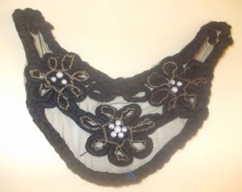 Plastron rond noir a coudre en broderie de perles blanches et chaine