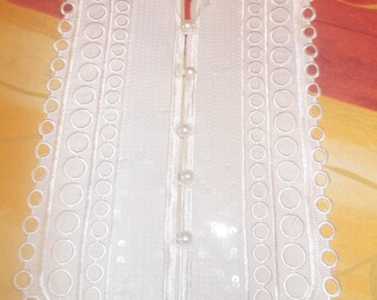 Plastron rond  a coudre en broderie et sequins blancs  et petits boutons e31 x21 cms