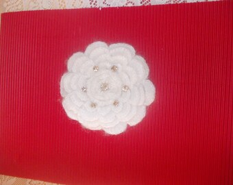 Broche en forme de fleur en  laine crocheté,avec des petites perles  et pierres argentés.