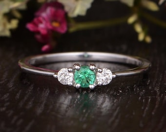 Anello di fidanzamento con smeraldo naturale Anello con tre pietre Anello in oro bianco con diamanti naturali Anello minimalista con pietra portafortuna per le donne Regalo di anniversario