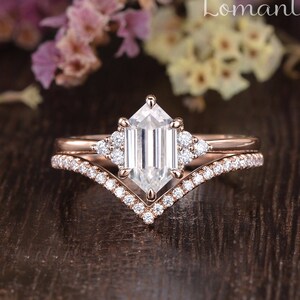 2stk Hexagon Moissanite Verlobungsring Set Gelbgold Braut Set Art-Deco-geometrische einzigartige Cluster Moissanite zierliche eine Der Art