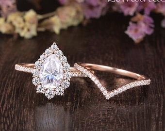 1.5ct Pear Shaped Moissanite Engagement Ring Set Vintage Unique Chevron Band Stacking Halo Wedding Ring Rose Gold Bridal 2pcs Cluster Ring