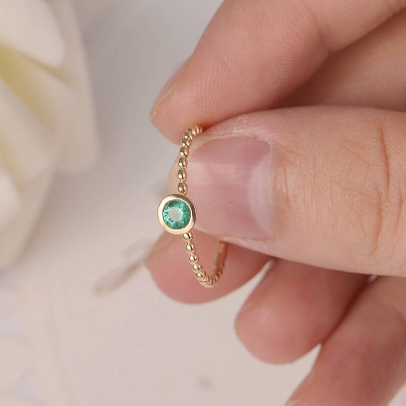 Bezel Set Engagement Ring Gold Emerald Ring Wedding Bridal Stacking Mini Thin Beaded Solitaire Eternity Birthstone Women Gift for Her Retro
