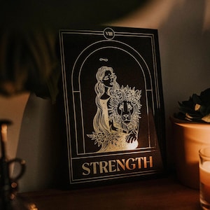STRENGTH Tarot Print A4 / Impression feuille noire et or / Céleste / Goth / Impression salon / Impression chambre à coucher