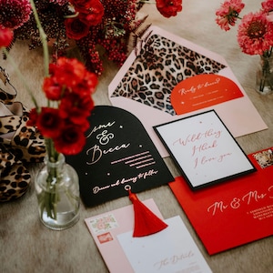 Invitación de boda LEOPARD LOVE / Invitación de arco / Invitación de boda de lámina de oro / Invitaciones de boda rosa / Invitación de boda de leopardo / Borla + Arco
