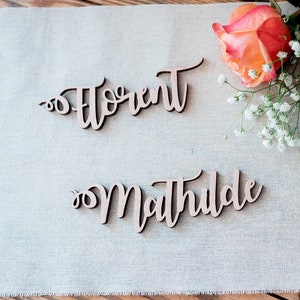 Marcador de lugar de madera, boda, cumpleaños, bautismo, decoración de mesa, nombre de madera, letra de madera, escritura de caligrafía rural cursiva