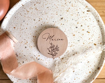 Round wooden place marker, plant motif, for baptism table, birthday, communion, wedding, optional magnet for guest gifts