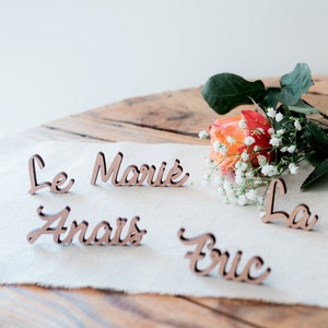Marcadores de mesa de madera para decorar mesas de bodas, cumpleaños, bautizos - nombres de madera, letras de madera, nombres de invitados
