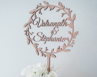 Cake topper à personnaliser avec couronne végétale, pour mariage, anniversaire ou baptême, en bois naturel ou plexiglas