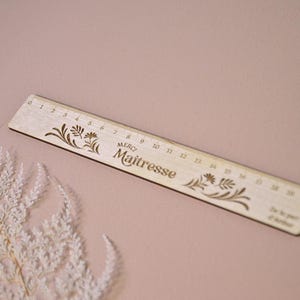 Regla de madera personalizada ideal como regalo de fin de curso para maestra, ATSEM, profesora