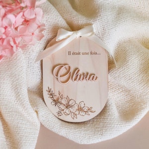 Carte étape ovale à personnalisée motif fleurie, parfaite pour annoncer le prénom de bébé à la naissance