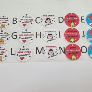 Pu&ograve; includere: Un set di 10 adesivi rotondi con diversi design e testi. Gli adesivi presentano una variet&agrave; di professioni sanitarie, tra cui infermieri, medici e assistenti. Il testo sugli adesivi recita "Je suis une...", che si traduce in "Sono un(a)..." in italiano. Gli adesivi sono perfetti per aggiungere un tocco di umorismo e personalit&agrave; al tuo spazio di lavoro.