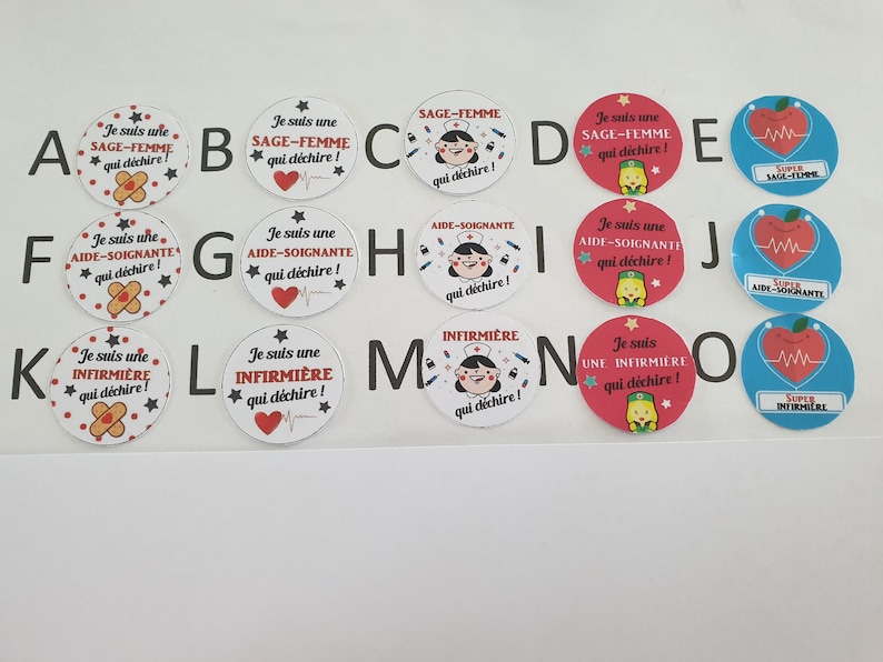 Pu&ograve; includere: Un set di 10 adesivi rotondi con diversi design e testi. Gli adesivi presentano una variet&agrave; di professioni sanitarie, tra cui infermieri, medici e assistenti. Il testo sugli adesivi recita "Je suis une...", che si traduce in "Sono un(a)..." in italiano. Gli adesivi sono perfetti per aggiungere un tocco di umorismo e personalit&agrave; al tuo spazio di lavoro.