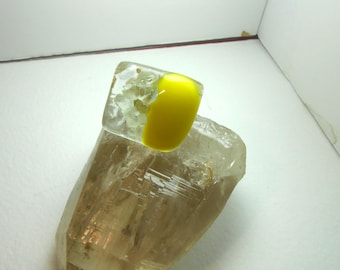 Anillo cuadrado amarillo y transparente en vidrio fusionado sobre soporte de plata ajustable
