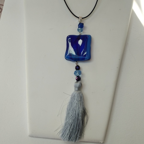 Collier pendentif bleu roi en verre fusing avec pompon à franges bleu