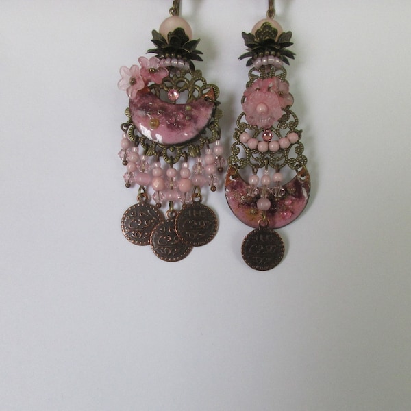 Boucles d'oreilles asymétriques, avec une breloque en cuivre émaillée, des sequins en métal, des perles fleurs, et des perles de bohème