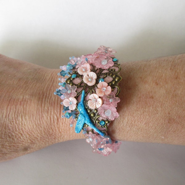 Bracelet colibri, manchette rigide, japonisant, avec des perles fleurs lucite, des toupies swarovski, et des fleurs en nacre