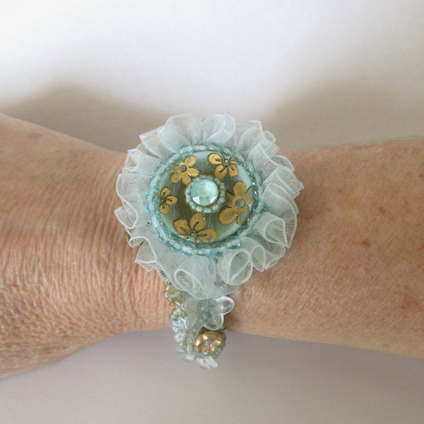 Bracelet rigide baroque, vert d'eau or, avec un bouton rustique, du ruban d'organza, des perles tchèques et perles fleurs lucite