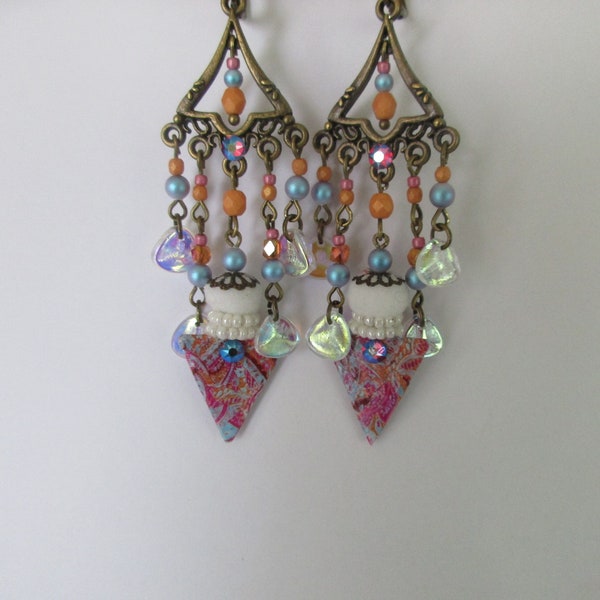 Boucles d'oreilles multicolores, bohèmes, avec des connecteurs et des breloques triangle, des mini pompons et des perles tchèques